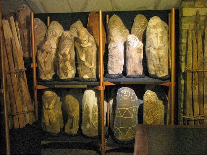 Sau cơn động đất, người dân địa phương phát hiện một hiện vật kỳ lạ rơi xuống từ lưng chừng vách núi. Đó là dường như là một bức tượng đàn ông cao hơn 2m được làm từ đất sét. Bức tượng có gương mặt hiền lành với chiếc cằm nhô.