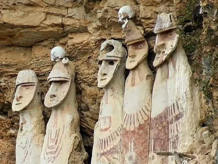 Sau đó, người ta dùng một lớp đất sét bao bọc lấy toàn bộ thi thể, như là một lớp "vải liệm" tự nhiên. Tiếp theo là việc tạo hình cho chiếc quách bằng cách đắp những lớp hỗn hợp bùn và rơm trộn nhuyễn.