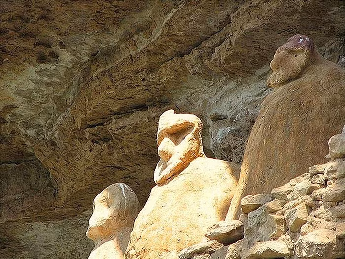 Điều này có thể cho thấy rằng việc mai táng người chết trong những chiếc quách hình người purunmachus đã được người Chachapoya tiến hành phổ biến trong hàng nhiều thế kỷ, xuyên suốt lịch sử tồn tại của của họ. Các nhà khoa học đã cố gắng tái hiện lại quá trình mai táng kỳ lạ này theo cách mà những người Chachapoya từng thực hiện. Đầu tiên, xác của người đã khuất được đặt ngồi vào trong hang đá, tại đúng vị trí mà chiếc quách sẽ được đắp.