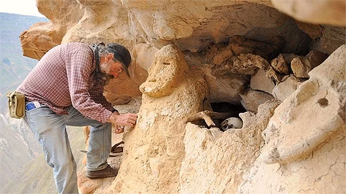 Sự tồn tại của bộ tộc Chachapoya đã bị xóa sổ hoàn toàn chỉ trong vòng một thế kỷ sau khi người Tây Ban Nha xuất hiện. Rất có thể dòng máu của người Chachapoya hiện vẫn còn trong di truyền của người dân Peru bản địa, tuy nhiên nền văn hóa từng phát triển trong nhiều thế kỷ của họ thì chắc chắn đã vĩnh viễn mất đi.