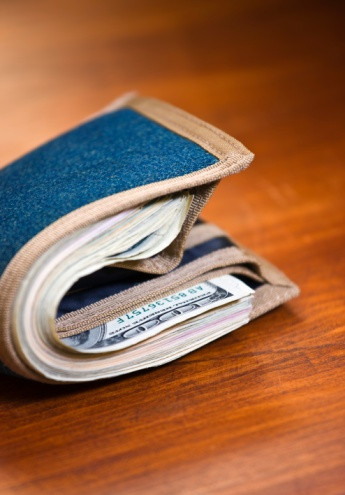 Phụ nữ mơ thấy ví tiền dầy cộm, e rằng bạn sẽ phản bội chồng mình.