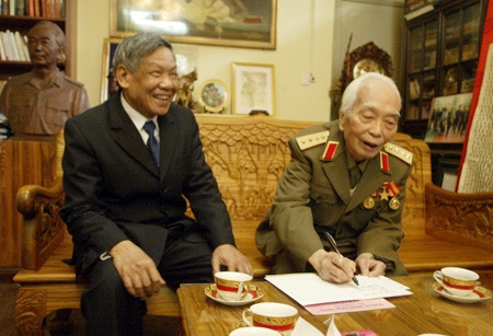 "Anh Văn là người cộng sản chân chính, trong sáng" - ông Lê Khả Phiêu nói. Ảnh: Phạm Hải.