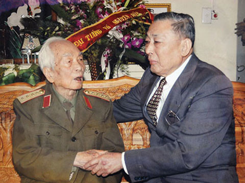 Trung tướng Đồng Sĩ Nguyên (phải) thăm Đại tướng Võ Nguyên Giáp năm 2009. Ảnh: PetroTimes.