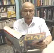 Trung tướng Hồng Cư và cuốn sách về Đại tướng Võ Nguyên Giáp. Ảnh: Thể thao & Văn hóa.
