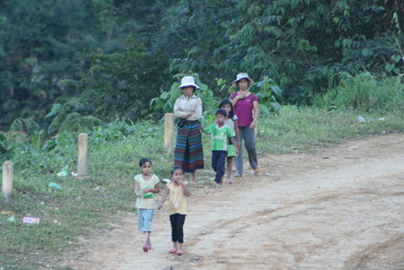 Phụ nữ và trẻ em, những đối tượng chịu hủ tục nặng nề.