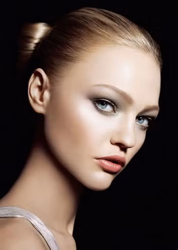 Mũi dài đầy đặn: Suy nghĩ sâu sắc, chín chắn. Mũi là vận may đường chồng con của phụ nữ. Hình mũi dài, thẳng, cánh mũi đầy đặn biểu thị sẽ được quý nhân khác giới giúp đỡ, cả đời giàu có. Người có hình mũi dài biểu thị năng lực tư duy tốt, làm việc gì cũng suy nghĩ kỹ càng mới làm, đồng thời tâm tư tình cảm ít thổ lộ cho người khác biết.