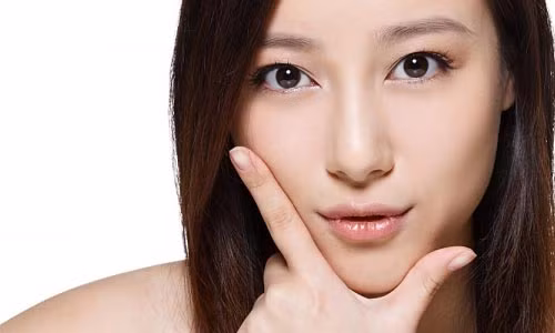 Cằm dài và lẹm: Về cuối đời thanh thản. Cằm thể hiện vận may lúc về già. Cằm dài và lẹm thể hiện về cuối đời thanh thản, không cần phải lo lắng tới cuộc sống.