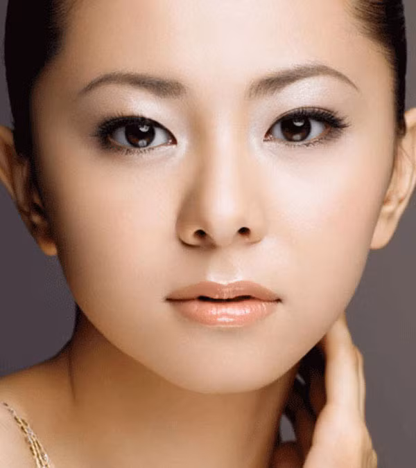 Gò má đầy đặn: Tính quả quyết trong công việc. Người có hai bên gò má đầy đặn và đều nhau, khi làm việc rất tự tin và quyết đoán, có ý đồ rõ rệt và chí tiến thủ. Chỉ cần cố gắng vươn lên, bạn sẽ được người quyền quý nâng đỡ.