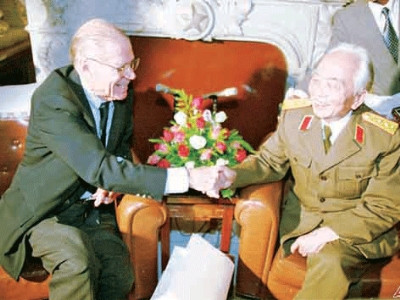 Đại tướng Võ Nguyên Giáp bắt tay cựu Bộ trưởng quốc phòng Mỹ McNamara năm 1995. Ảnh: AP.