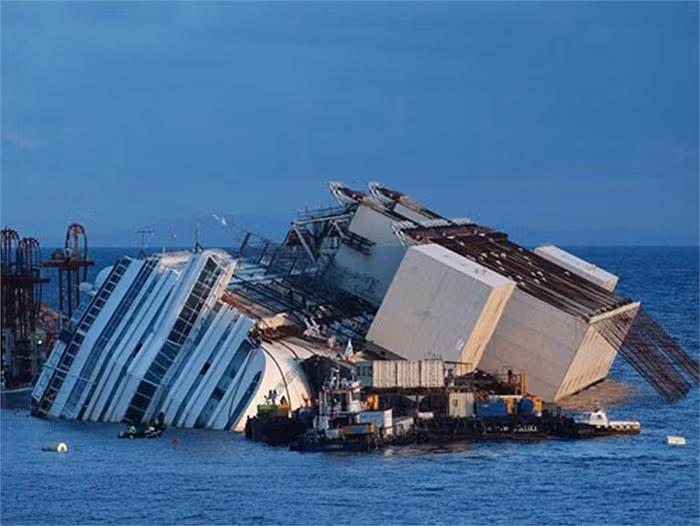 Ngày 13/1/2012, tàu Costa Concordia bị lật ở ngoài khơi đảo Giglio, Italy khiến hơn 30 người thiệt mạng.