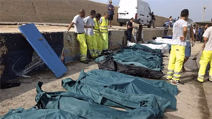 Hàng trăm thi thể được vớt lên bờ sau vụ chìm tàu ngoài khơi đảo Lampedusa, Italy.