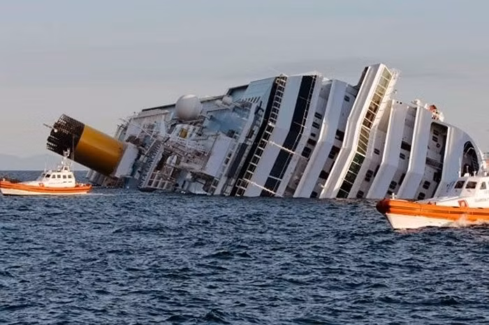 Hình ảnh tàu Costa Concordia bị lật úp ở ngoài khơi đảo Giglio, Italy.