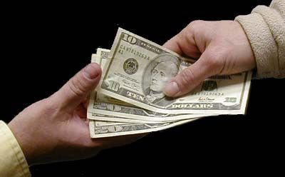 Mơ thấy cảnh có người đem tiền tới cho, rất có thể, những điều tốt đẹp sẽ đến với bạn.