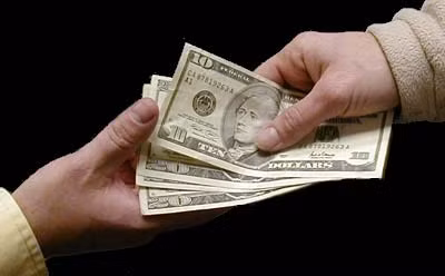 Mơ thấy cảnh có người đem tiền tới cho, rất có thể, những điều tốt đẹp sẽ đến với bạn.