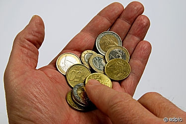 Mơ nhặt được tiền đồng, e rằng bạn sắp phải đối mặt với khó khăn.