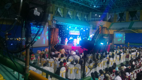 Rất đông khán giả đã háo hức mua vé đến xem chương trình...