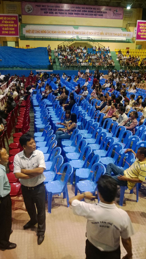 ... và bất bình bỏ về, để lại những hàng ghế trống.