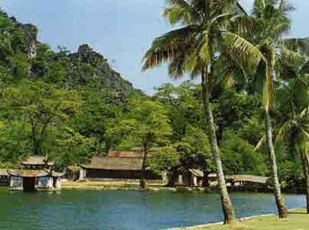 Chùa Thầy, nơi có động Thánh Hoá, được cho là nơi thiền sư Từ Đạo Hạnh đập đầu vào đá chết để đi đầu thai sang kiếp sau.