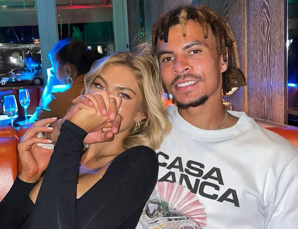 Tới tháng 10/2021, Alli được cho là chủ động chia tay Maria. Cựu sao Tottenham sau đó chuyển sang hò với siêu mẫu Nicole Berry.