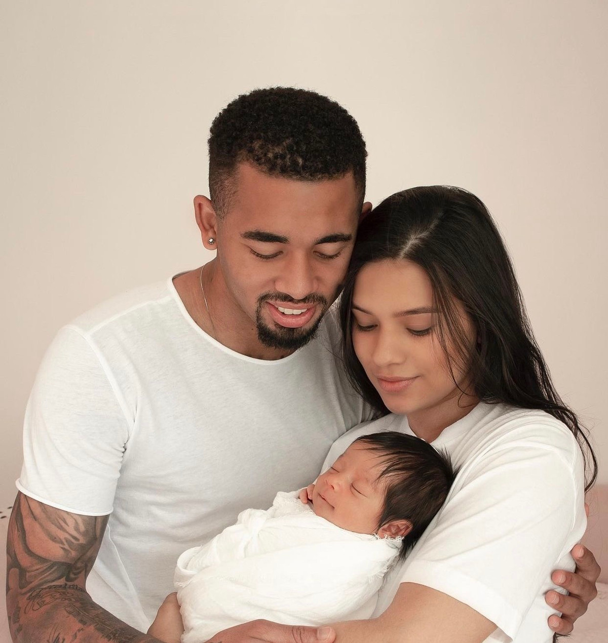 Vào tháng 6/2022, Raiane hạ sinh công chúa nhỏ đầu lòng cho Jesus. Hai vợ chồng đặt tên con gái là Helena.