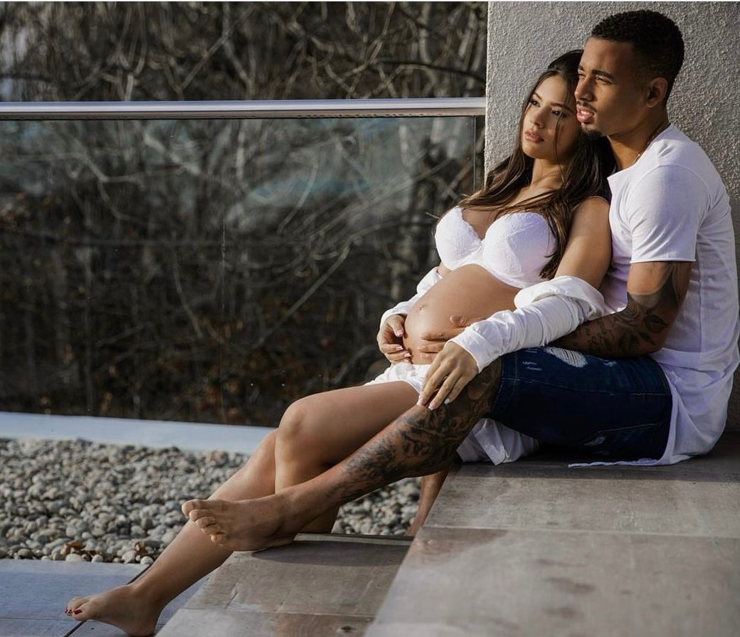 Từ sau khi có con cùng ngôi sao Arsenal, Lima dường như lui về hậu phương để chăm sóc gia đình nhỏ cho bạn trai yên tâm tỏa sáng trên sân cỏ.