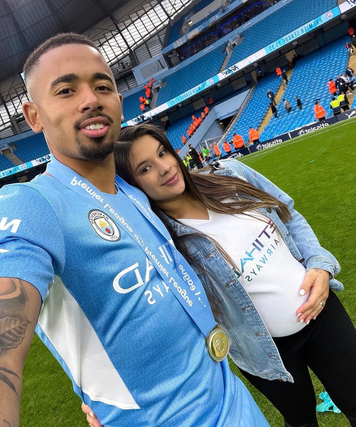 Đồng hành cùng Gabriel trong chặng đường từ Man City đến Arsenal là cô bạn gái xinh xắn Raiane Lima.