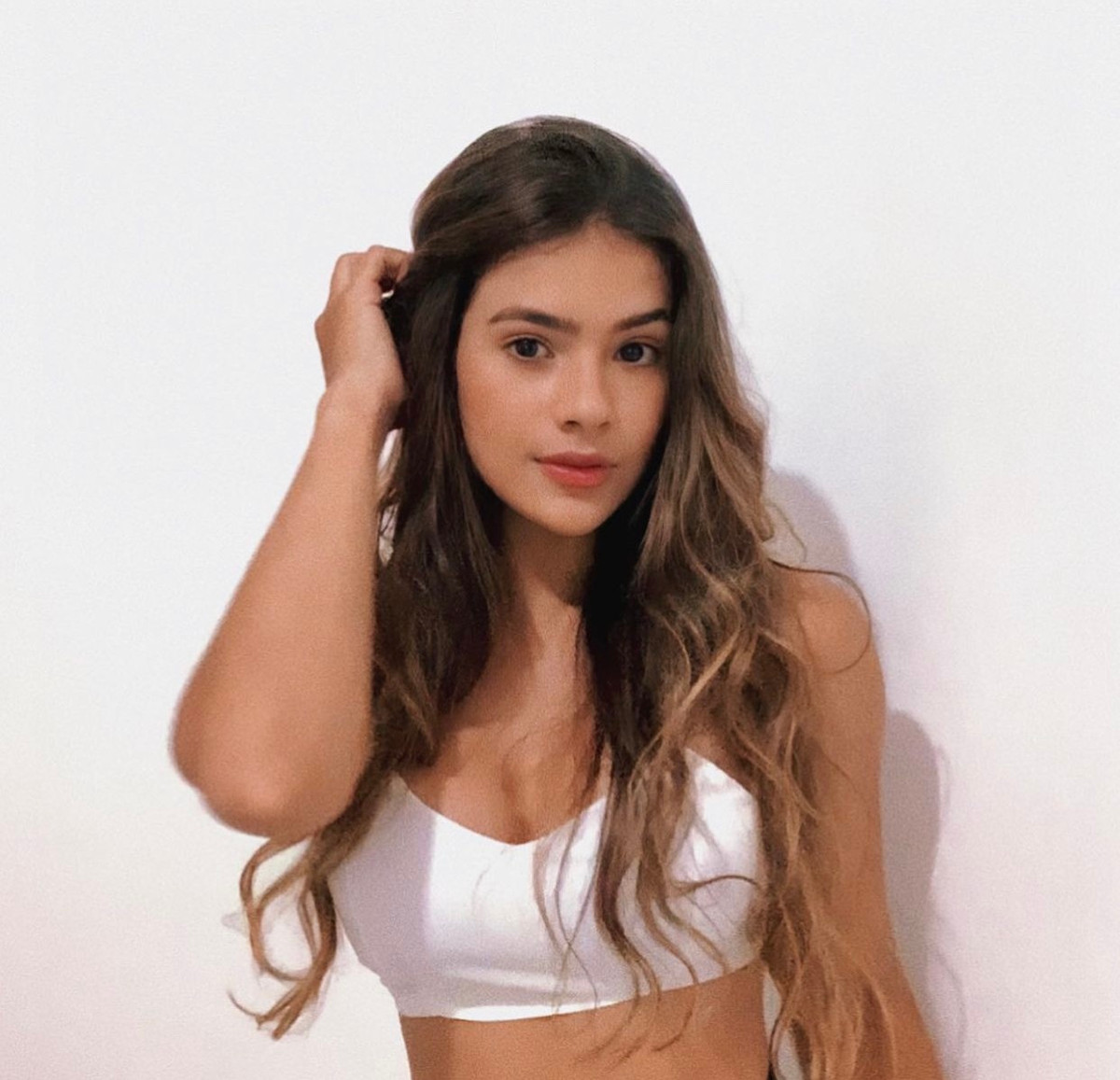 Mỹ nhân 21 tuổi sinh ra và lớn lên ở Serra Talhada, Brazil trong gia đình khá giả, đảm bảo cho cô nàng tuổi thơ đầy đủ. Những thông tin khác về đời tư của Lima rất hiếm.