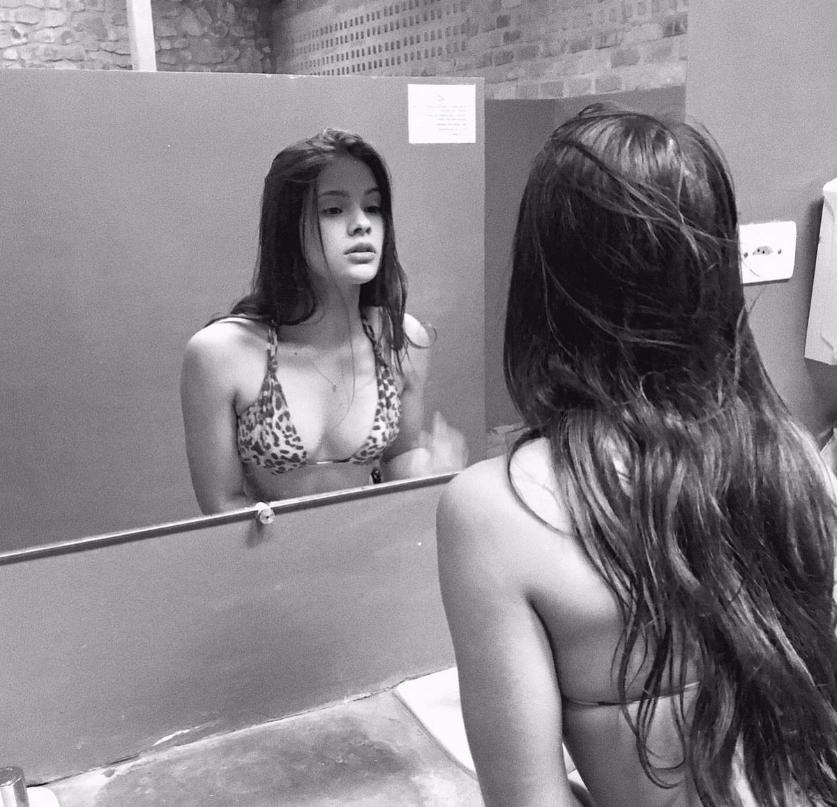 Người đẹp Brazil là người mẫu và có ảnh hưởng lớn trên mạng xã hội với hơn 370.000 người theo dõi trang cá nhân. Dẫu vậy, tài khoản của cô nàng chỉ vỏn vẹn 20 bài đăng.