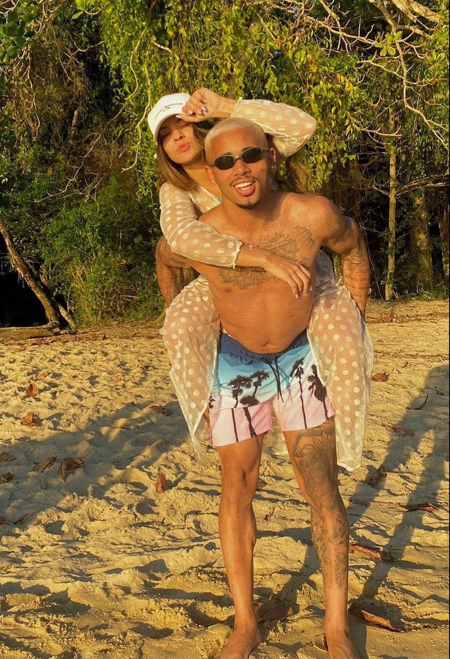 Jesus và Lima bắt đầu mối quan hệ vào mùa hè năm 2021. Cặp đôi cố gắng che giấu chuyện tình cảm cho đến khi Lima dính nghi vấn hẹn hò với chính trị gia Rodrigo Novaes, người đã có gia đình. Sau đó, người đẹp lên tiếng đính chính tin đồn cũng như công khai chuyện hẹn hò với Gabriel Jesus.