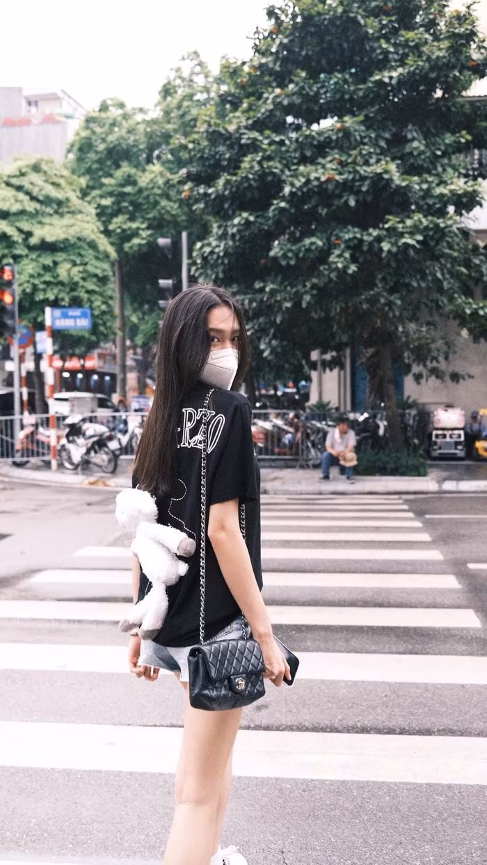 Mẫu túi ruột Chanel này chính là "người bạn thân thiết" thường được cô diện mỗi khi ra bên ngoài vì tính tiện dụng và dễ phối đồ. Được biết mẫu túi này có giá dao động từ 19 đến 240 triệu tùy vào kiểu dáng và kích thước.