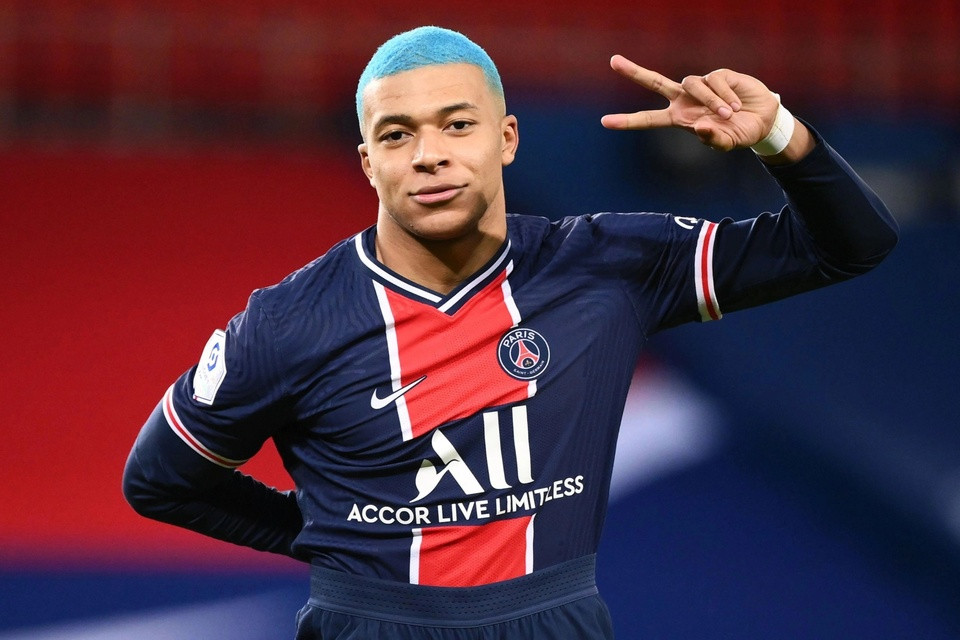 Sao bong da duoc san lung