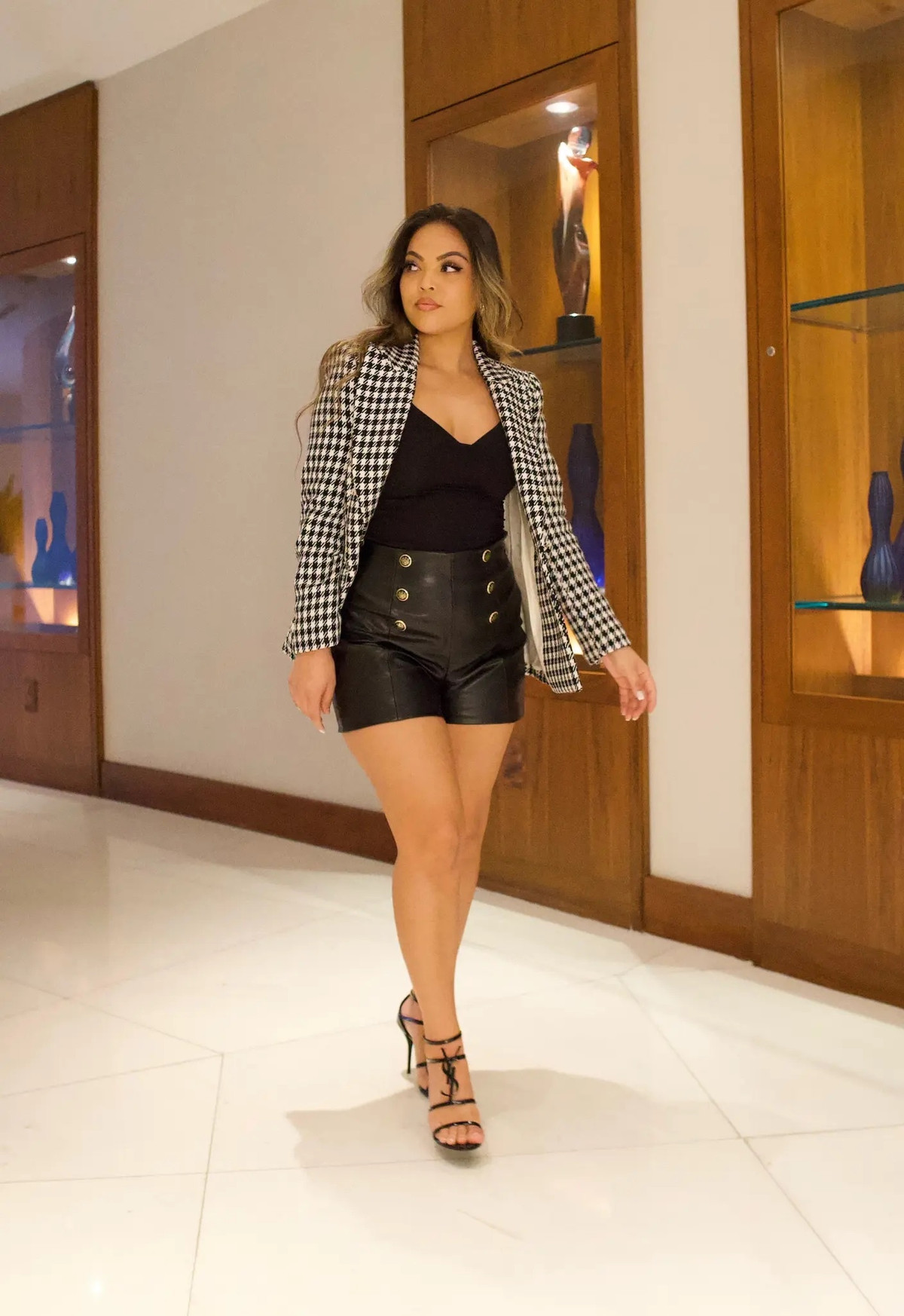 Gen Z mac do di bar den van phong-Hinh-3