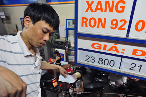 Giá xăng 3 lần liên tiếp gần đây đều tăng bất ngờ trong đêm.