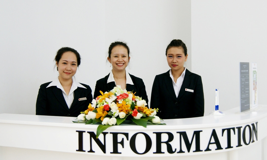 Quầy thông tin với các hướng dẫn viên xinh đẹp ngay lối vào chính của TTTM ngầm lớn nhất Châu Á. Các hướng dẫn viên sẽ hướng dẫn và giải đáp thắc mắc của khách hàng.