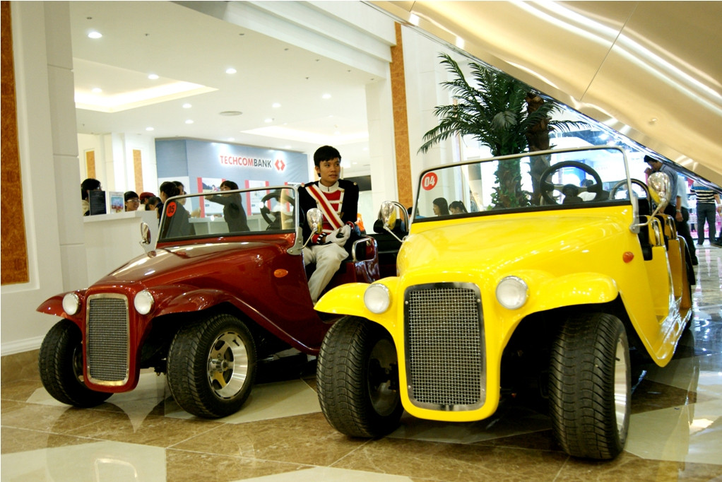 Dàn xe điện được thiết kế theo phong cách cổ điển của Vincom Mega Mall luôn sẵn sàng phục vụ khách muốn khám phá TTTM.