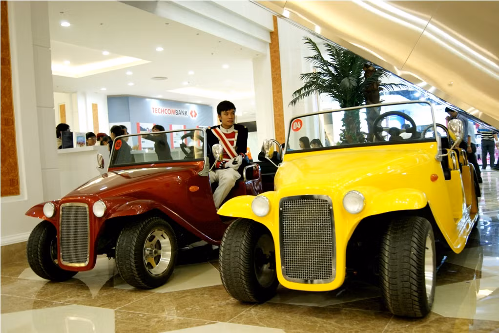 Dàn xe điện được thiết kế theo phong cách cổ điển của Vincom Mega Mall luôn sẵn sàng phục vụ khách muốn khám phá TTTM.