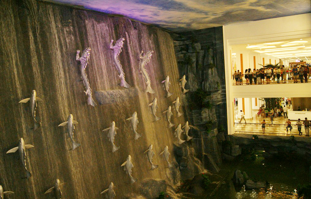 Vừa bước vào TTTM, nhiều người sẽ bị choáng ngợp với thác nước nhân tạo hoành tráng được xây dựng trong lòng đất của Vincom Mega Mall.