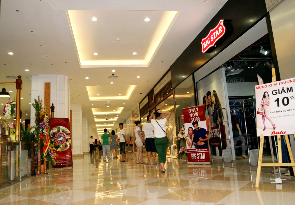 Hành lang sạch bóng, sâu hun hút ở TTTM.