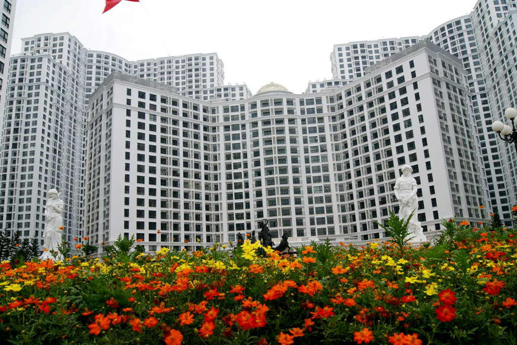 Hoa tươi khoe sắc tại quảng trường Royal City