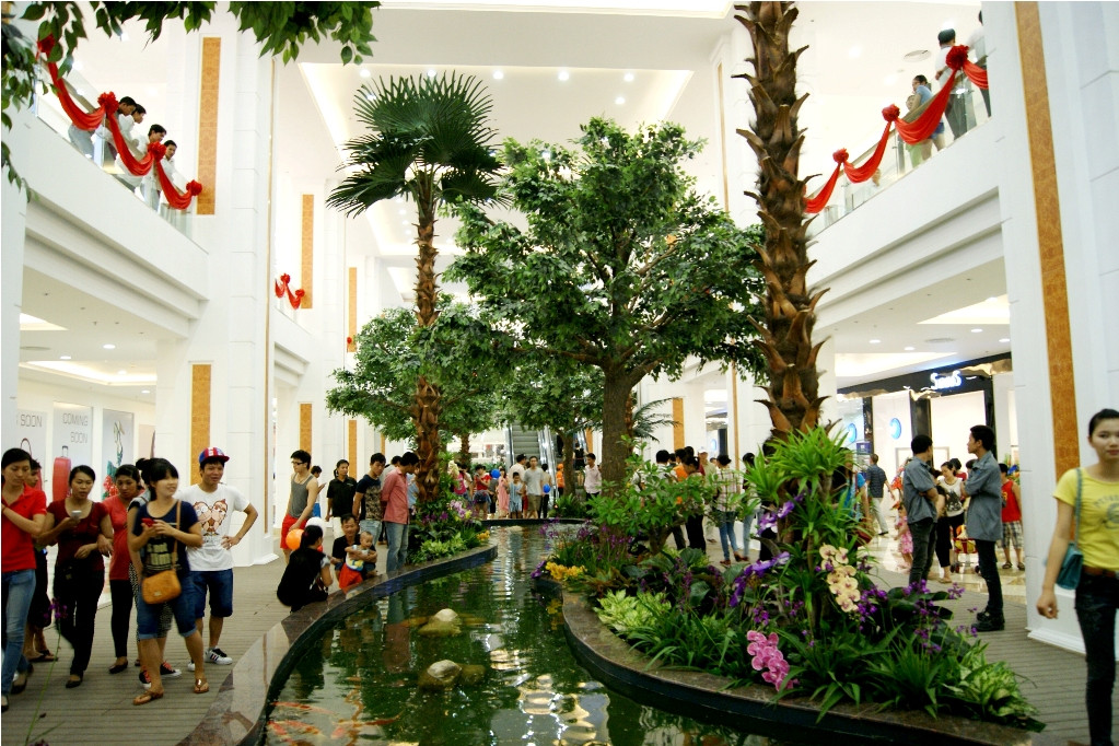 Khu vực "giếng trời" thông giữa 2 tầng B1 và B2 được xây dựng có hoa, cỏ cây và đàn cá vàng bơi lội tung tăng khiến du khách rất thích thú.