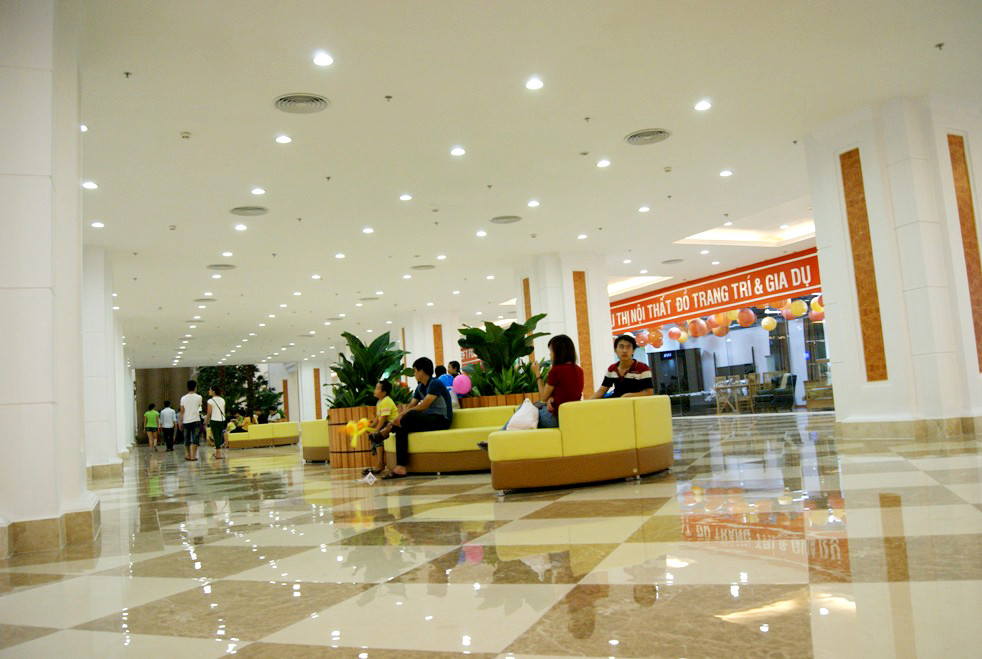 Trong khi khám phá TTTM, khách hàng có thể dừng nghỉ chân tại các ghế ngồi được bố trí dọc hành lang.