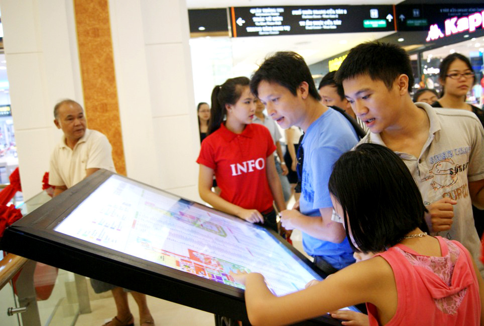 Bản đồ được bố trí ở nhiều nơi trong Vincom Mega Mall giúp khách hàng dễ dàng tìm khu vực muốn tới.