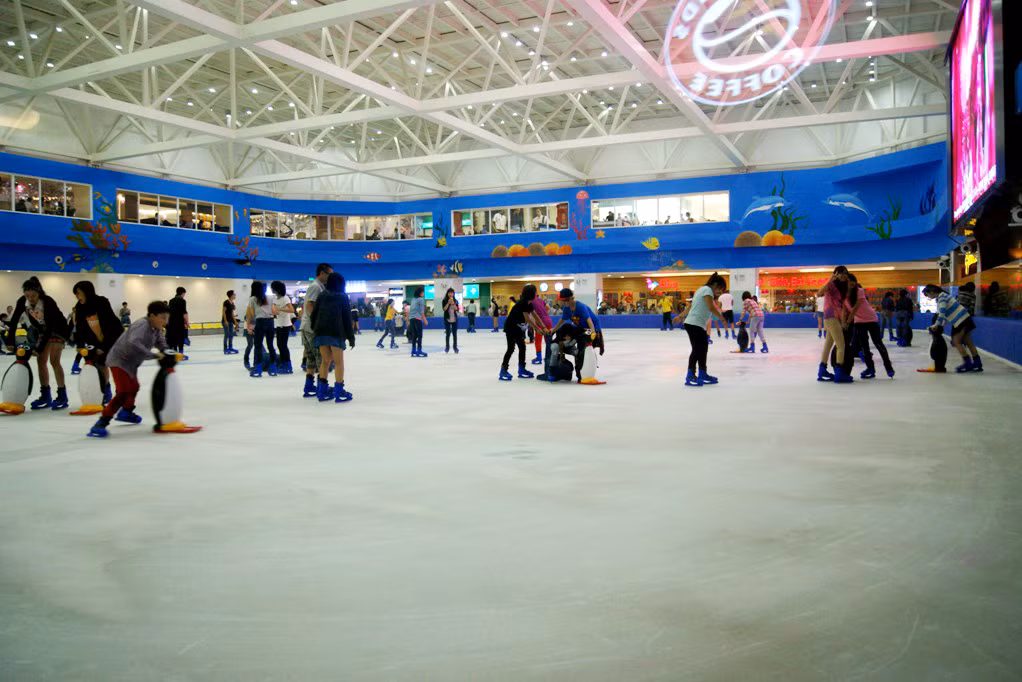 Vincom Mega Mall còn có quần thể sân băng tự nhiên trong nhà - Vinpearl Ice Rink Royal City rộng tới 3.000 m2 với công suất phục vụ 150 khách/phiên. Người chơi sẽ được hướng dẫn bởi các huấn luyện viên người Nga chuyên nghiệp.