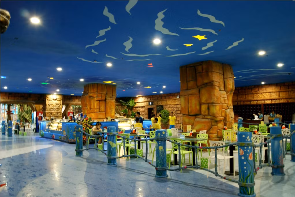 Công viên nước trong nhà Vinpearl Water Park Royal Vity có diện tích lên tới 24.000 m2 hoạt động 4 mùa.