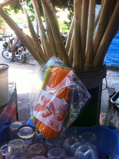 Ống hút nhựa không rõ nguồn gốc tại các quán giải khát . Ảnh: N.Đan