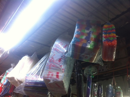 Ống hút nhựa Trung Quốc được bày bán la liệt ở các chợ tại Hà Nội. Ảnh: N.Đan