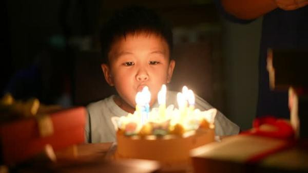 Nguoi me Trung Quoc dat banh sinh nhat, con trai khoc thet...