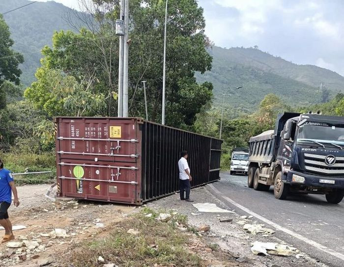 Tai nan lien hoan tren deo Bao Loc, giao thong ach tac nhieu gio-Hinh-6