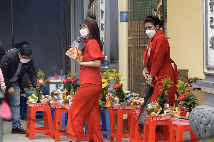 Nhiều hộ kinh doanh bán đồ cúng lễ tại trước cửa Phủ năm nay còn bố trí thêm cho mỗi khách hàng 1 ghế nhựa để bày lễ.