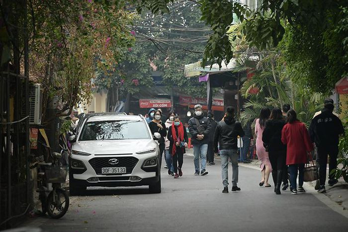 Mọi người đều tranh thủ đến "trả lễ" trong ngày đầu tiên của tháng cuối năm.